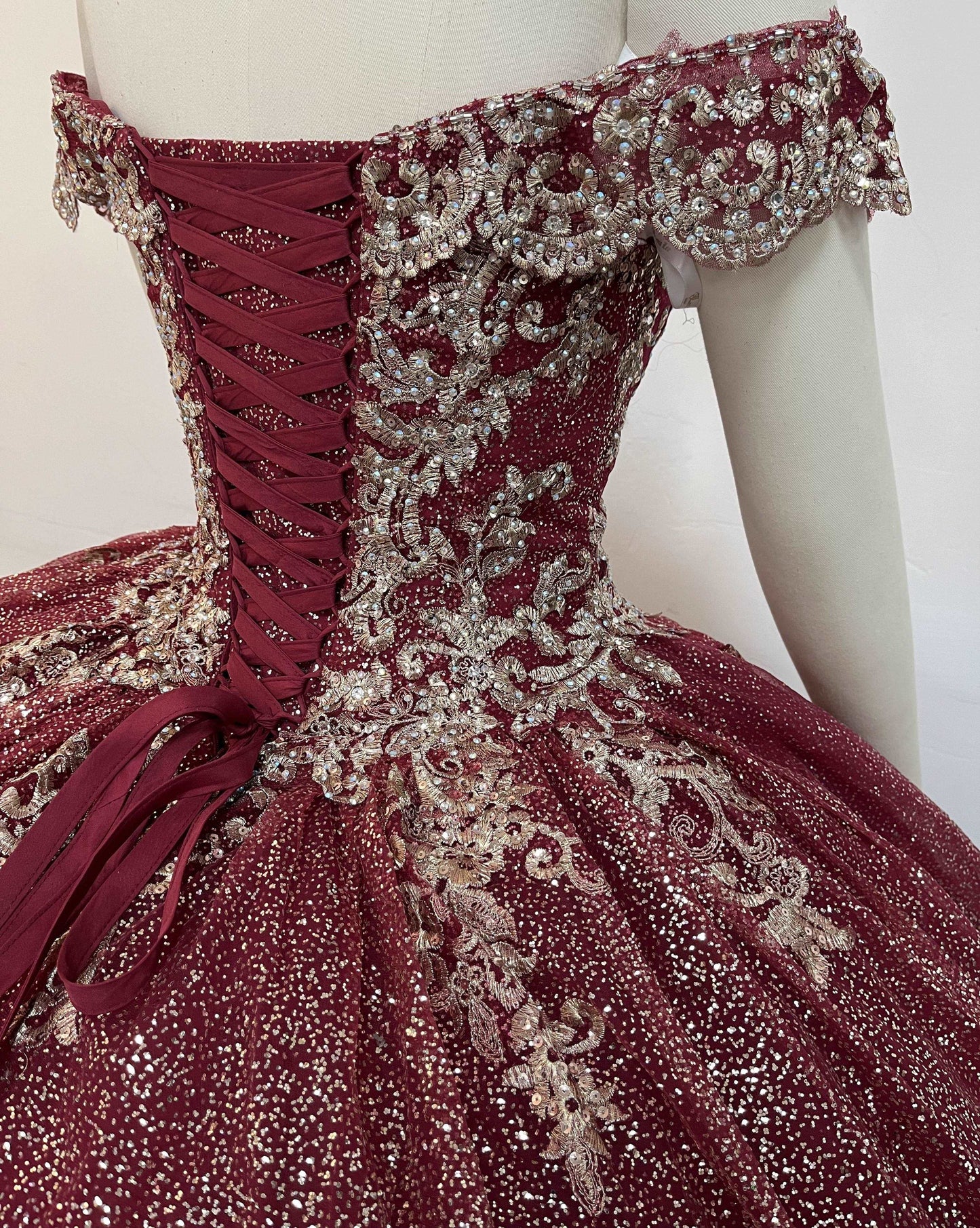 (LIVE 32) 15 ball gowns glitter tulle
