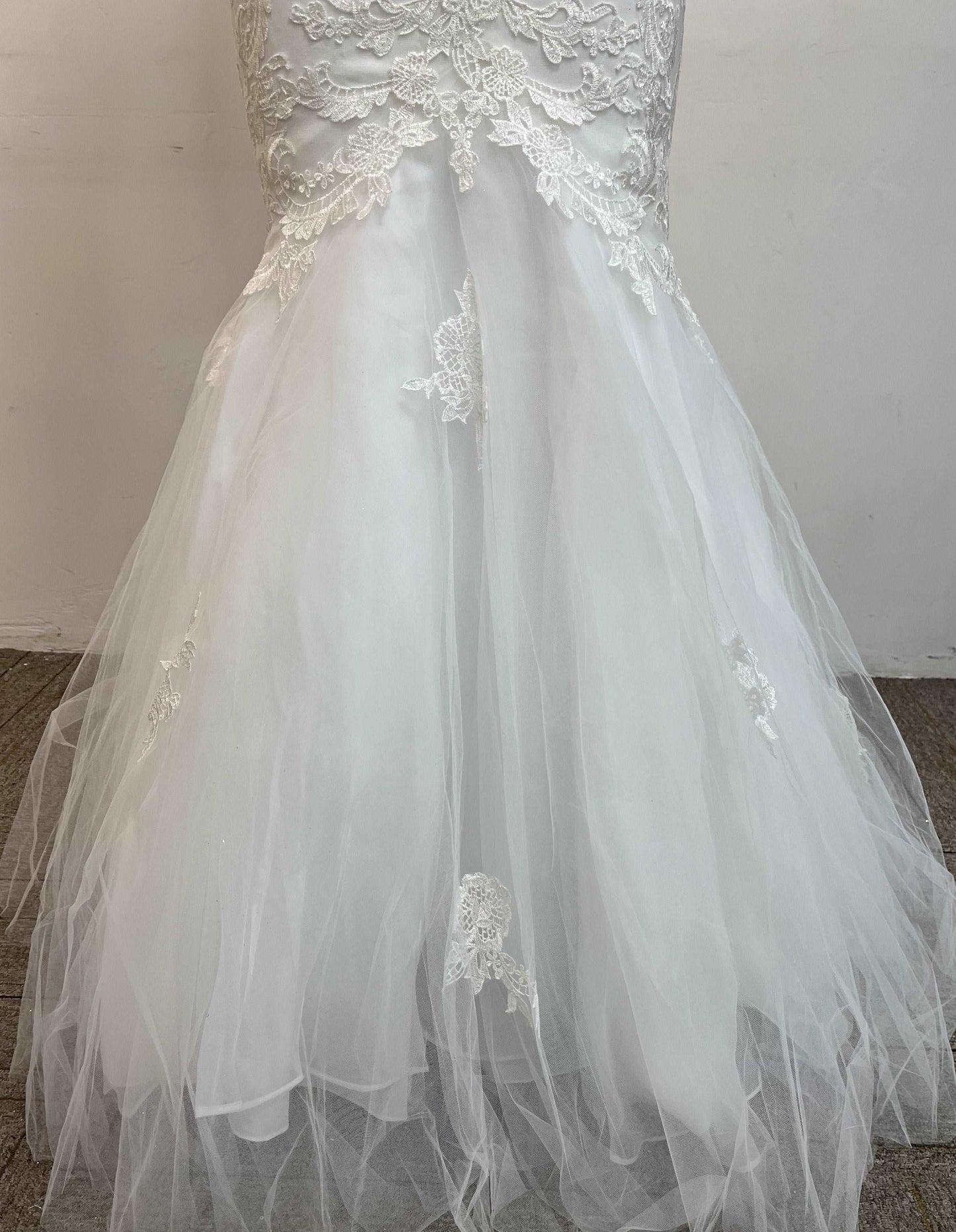 (LIVE 50)Fashionable minimalist handmade embroidered lace wedding dress.