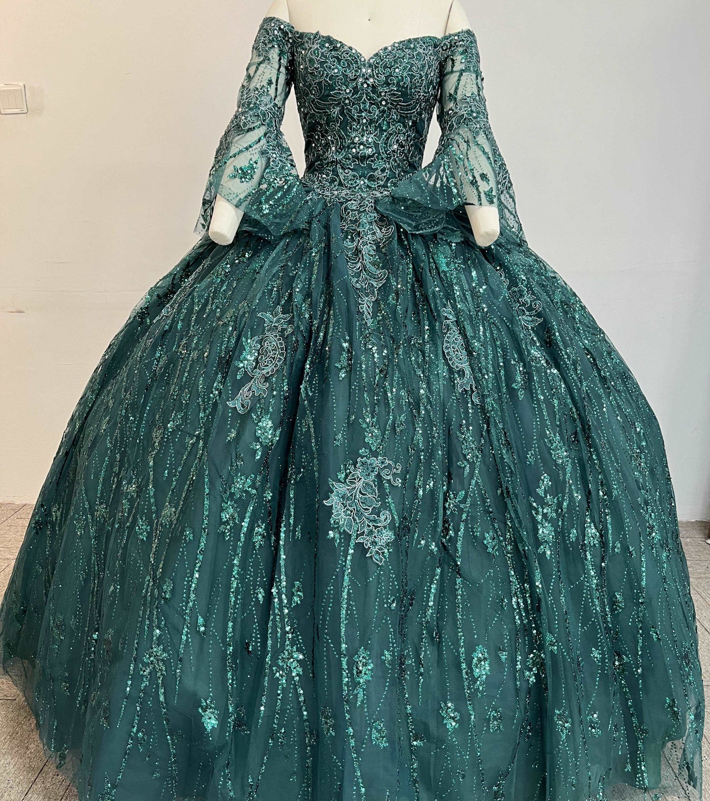 (LIVE 20) Fine gowns, 3D embroidery, weave dreamy tales.