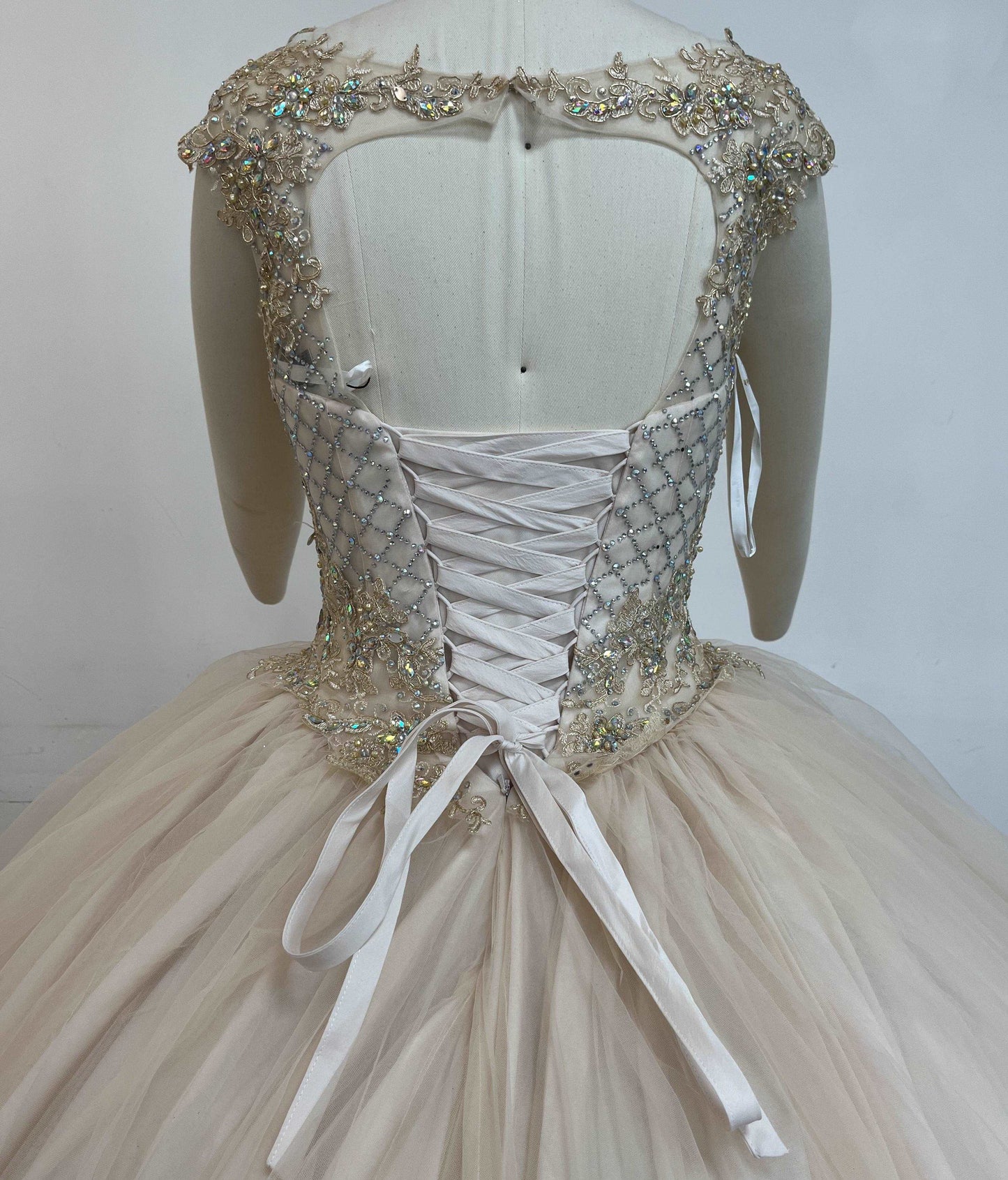 0.1 Fine gowns, 3D embroidery, weave dreamy tales.