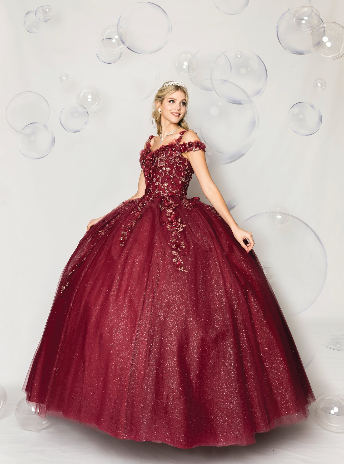 (LIVE 14) Gowns on, mermaid style, fashionable presence.