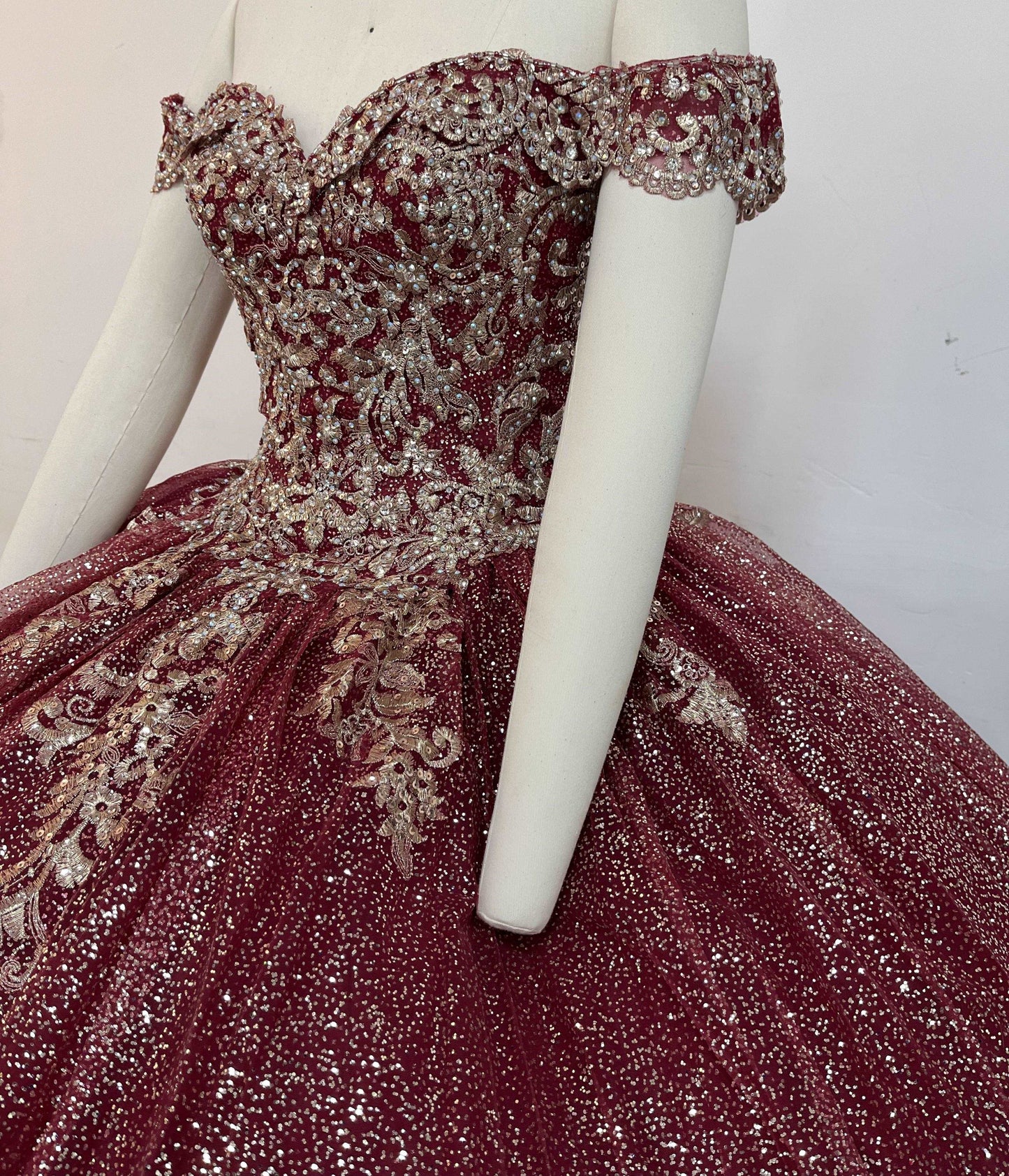 (LIVE 32) 15 ball gowns glitter tulle