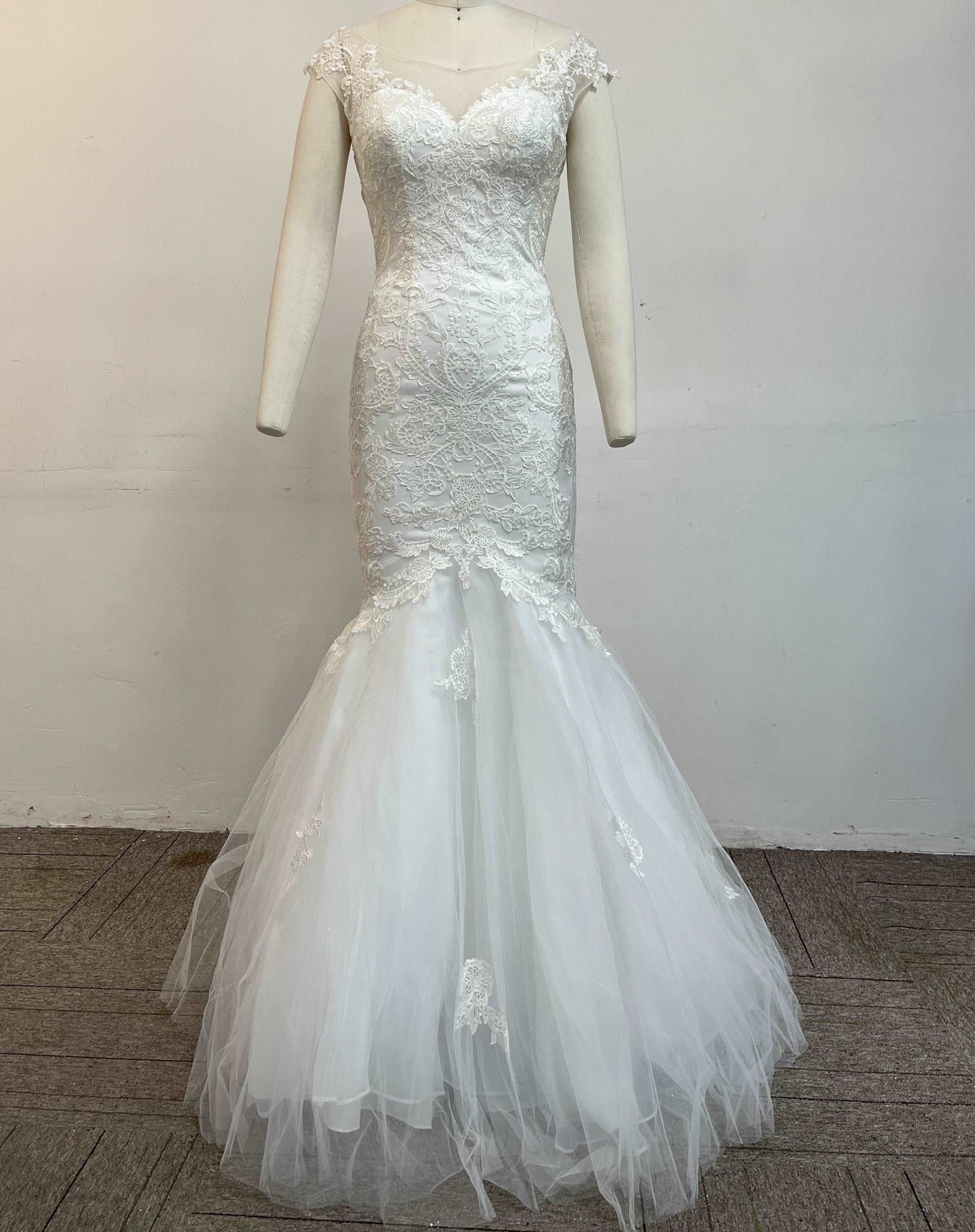 (LIVE 50)Fashionable minimalist handmade embroidered lace wedding dress.