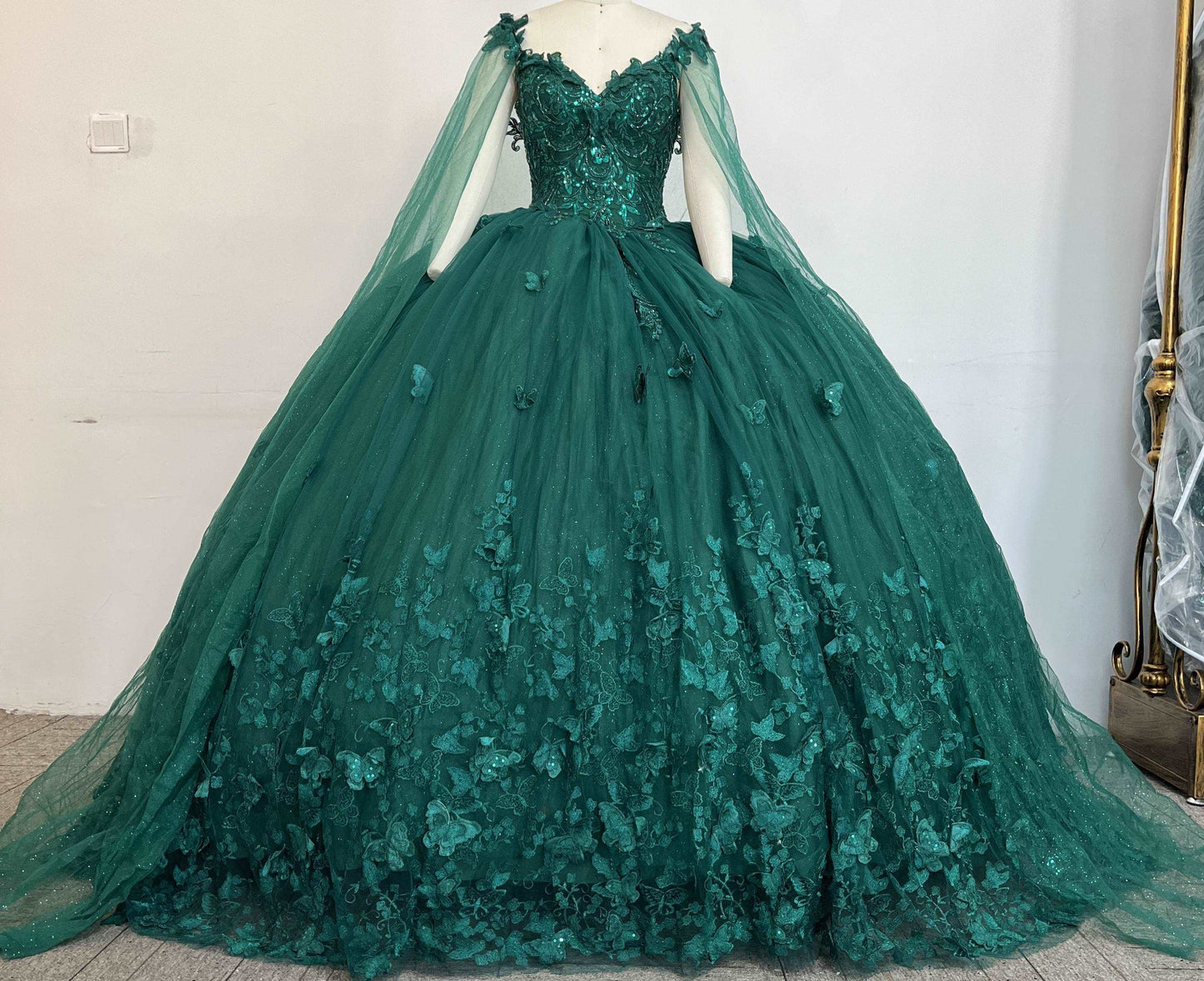(LIVE 18) Fine gowns, 3D embroidery, weave dreamy tales.