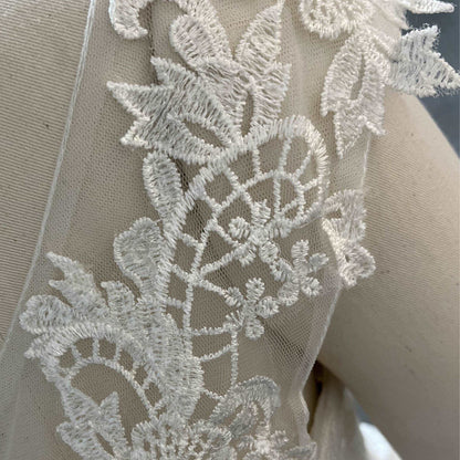 (LIVE 50)Fashionable minimalist handmade embroidered lace wedding dress.