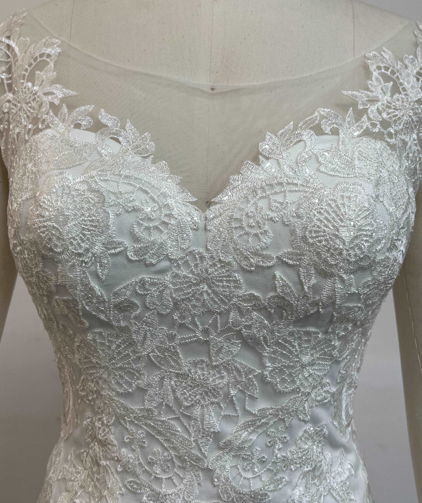 (LIVE 50)Fashionable minimalist handmade embroidered lace wedding dress.