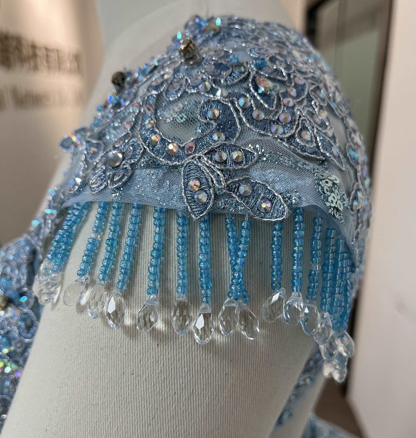 (LIVE 33) Elegant gowns, sparkling jewels, carve unique grace.