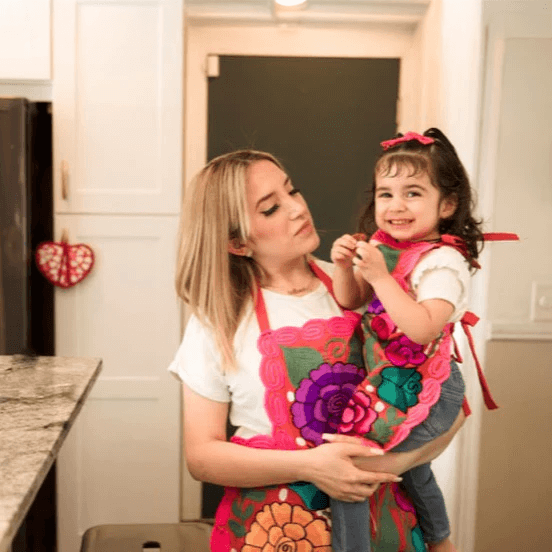 Embroidered Floral Apron 2 Pc Set - Juego Mandil Mama Hija