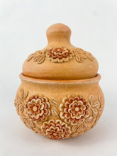 Load image into Gallery viewer, Velasco Oaxaca Pottery Sugar Bowl With Lid Azucarera Clay Filigree Filigrana Oaxacan Pottery Atzompa Pottery
