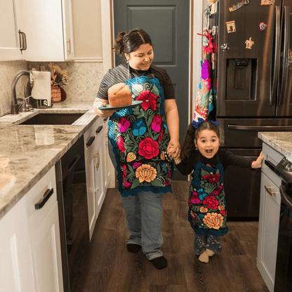 Embroidered Floral Apron 2 Pc Set - Juego Mandil Mama Hija