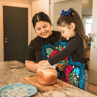 Embroidered Floral Apron 2 Pc Set - Juego Mandil Mama Hija