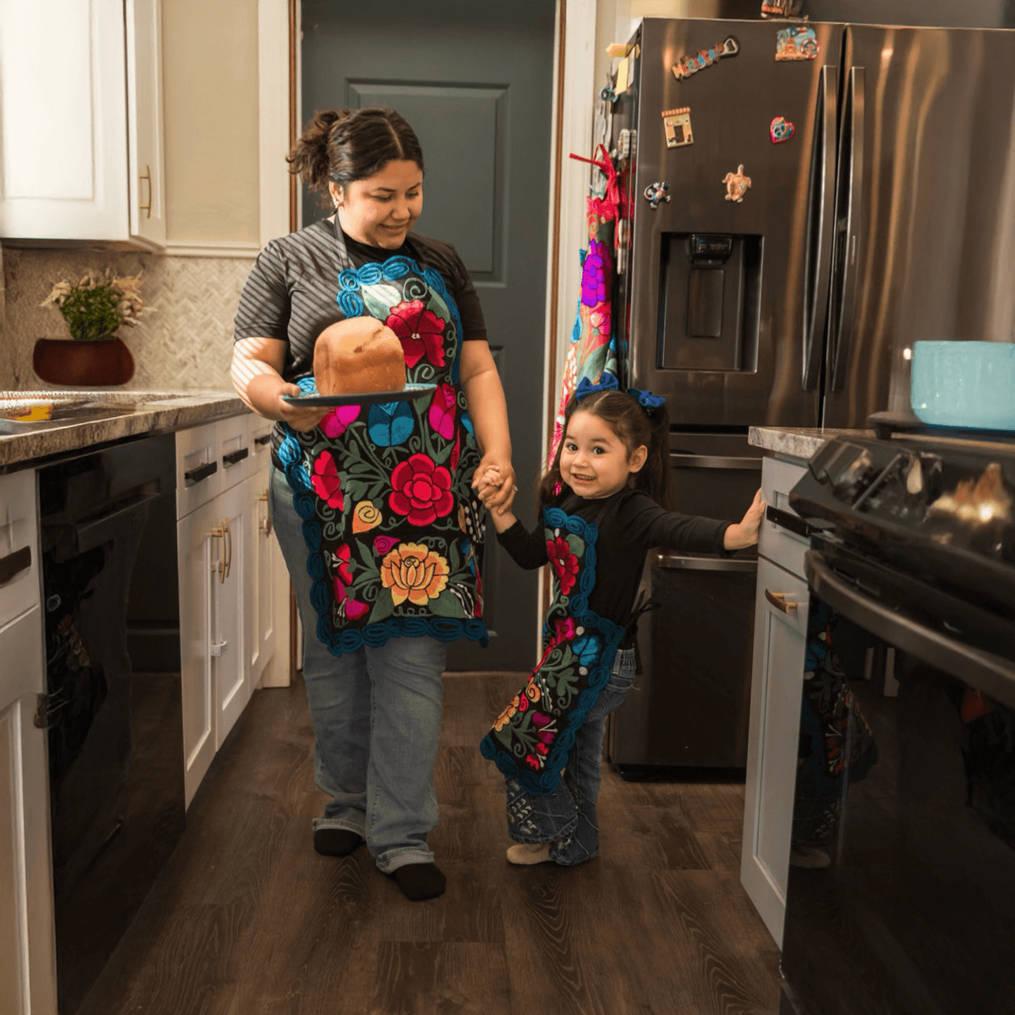 Embroidered Floral Apron 2 Pc Set - Juego Mandil Mama Hija