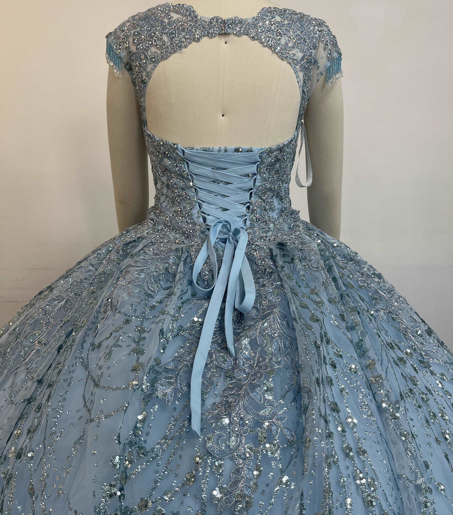 (LIVE 33) Elegant gowns, sparkling jewels, carve unique grace.