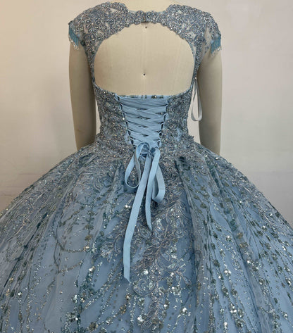 (LIVE 33) Elegant gowns, sparkling jewels, carve unique grace.