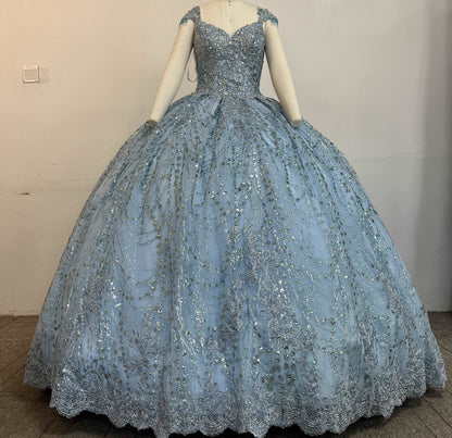 (LIVE 33) Elegant gowns, sparkling jewels, carve unique grace.