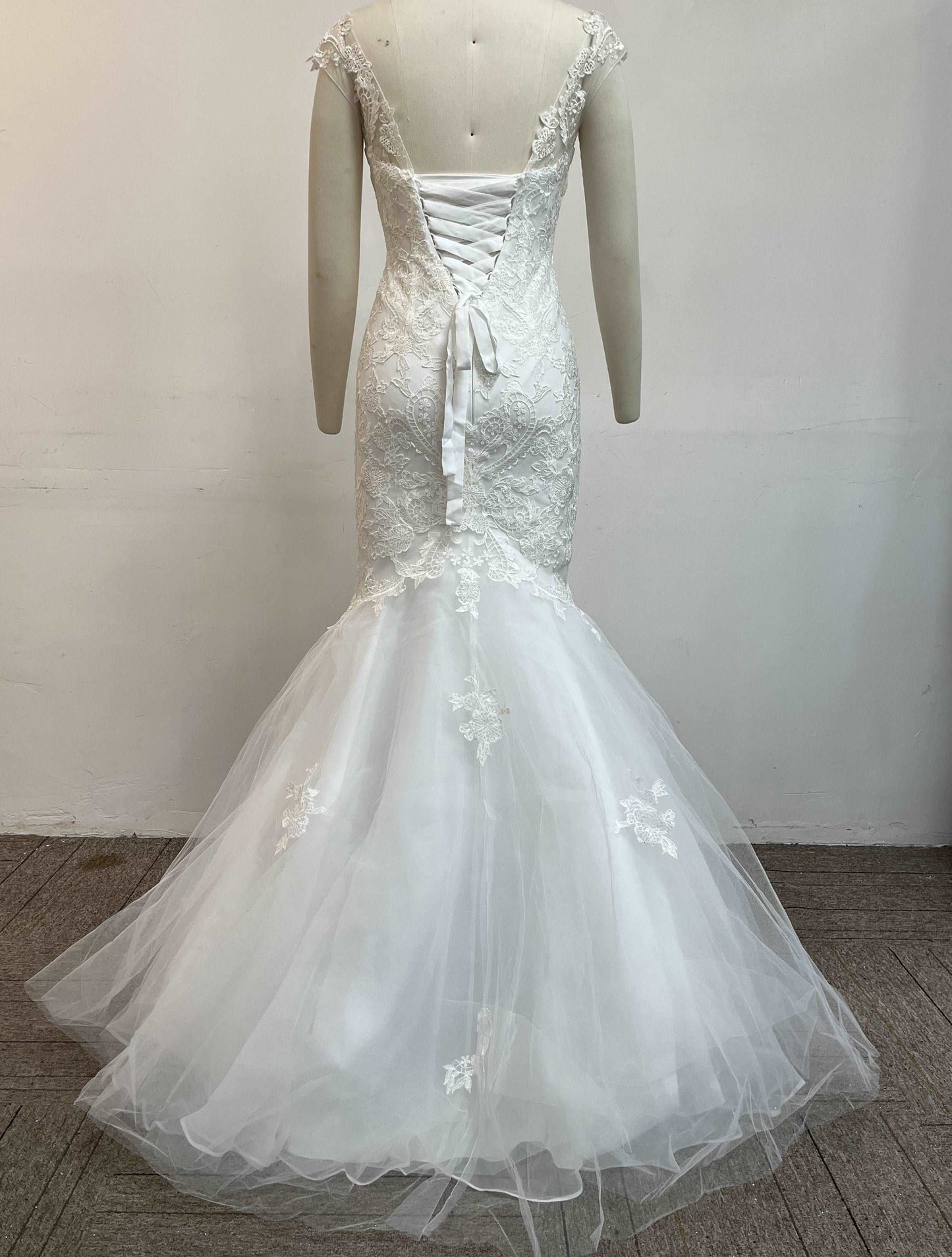 (LIVE 50)Fashionable minimalist handmade embroidered lace wedding dress.