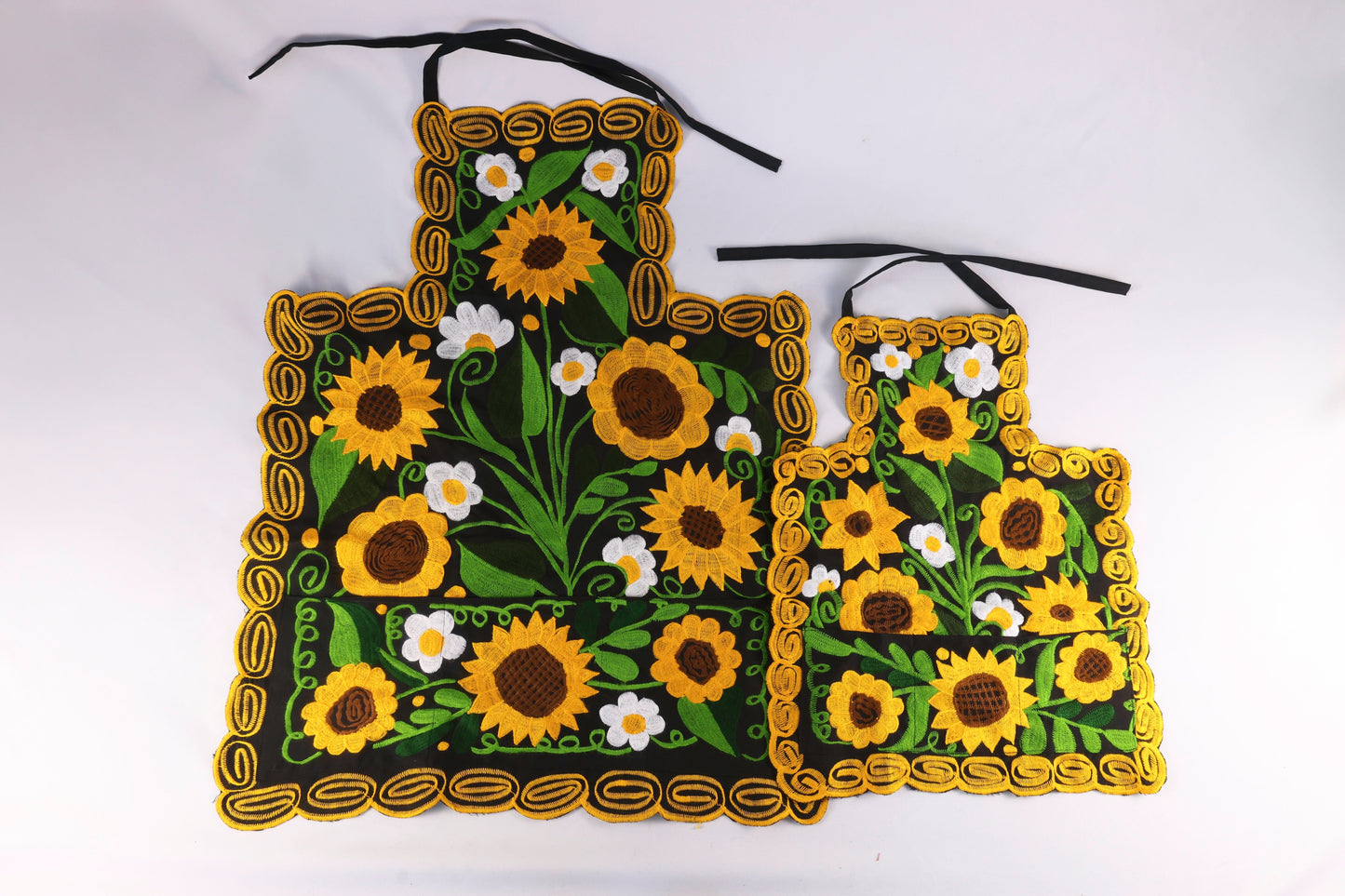 Embroidered Floral Apron 2 Pc Set - Juego Mandil Mama Hija